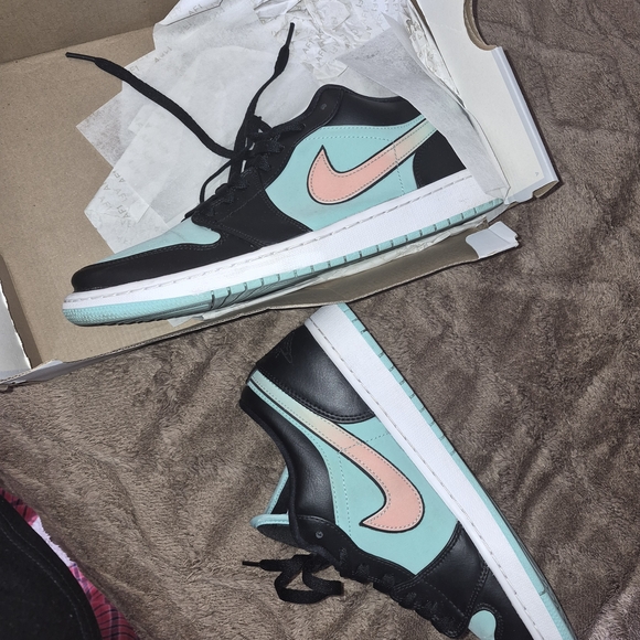 Nike Air Jordan 1 Low - Mint Teal with Peach Swoosh - Picture 4 of 4
